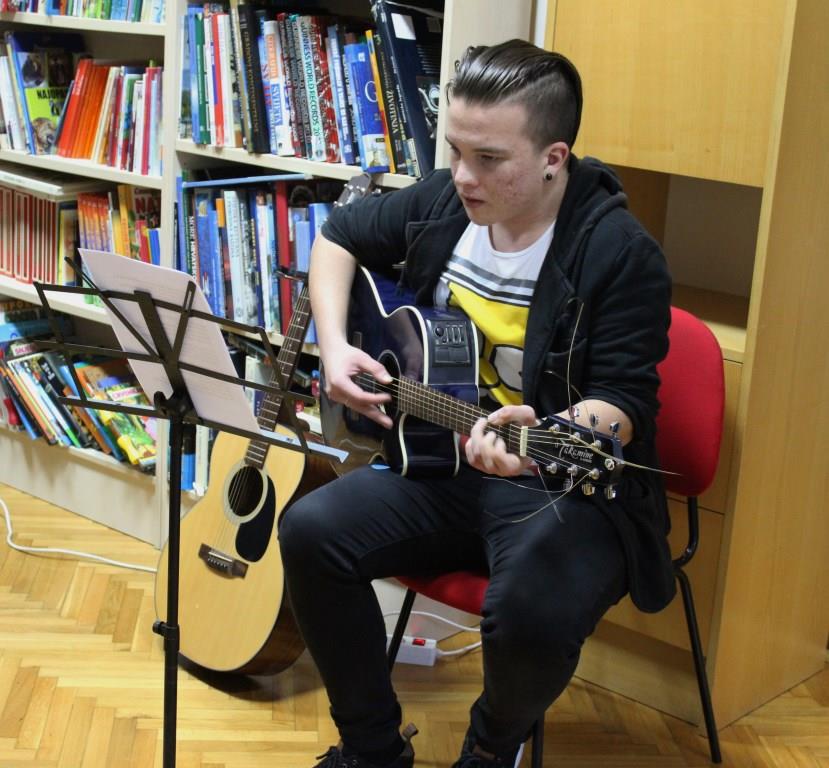Poznati glazbenik Nick Cave napisao je i uglazbio poeziju koja govori o rastanku, o prirodi, o čovjeku.  Pjesmu je otpjevao Martin Purišić.  